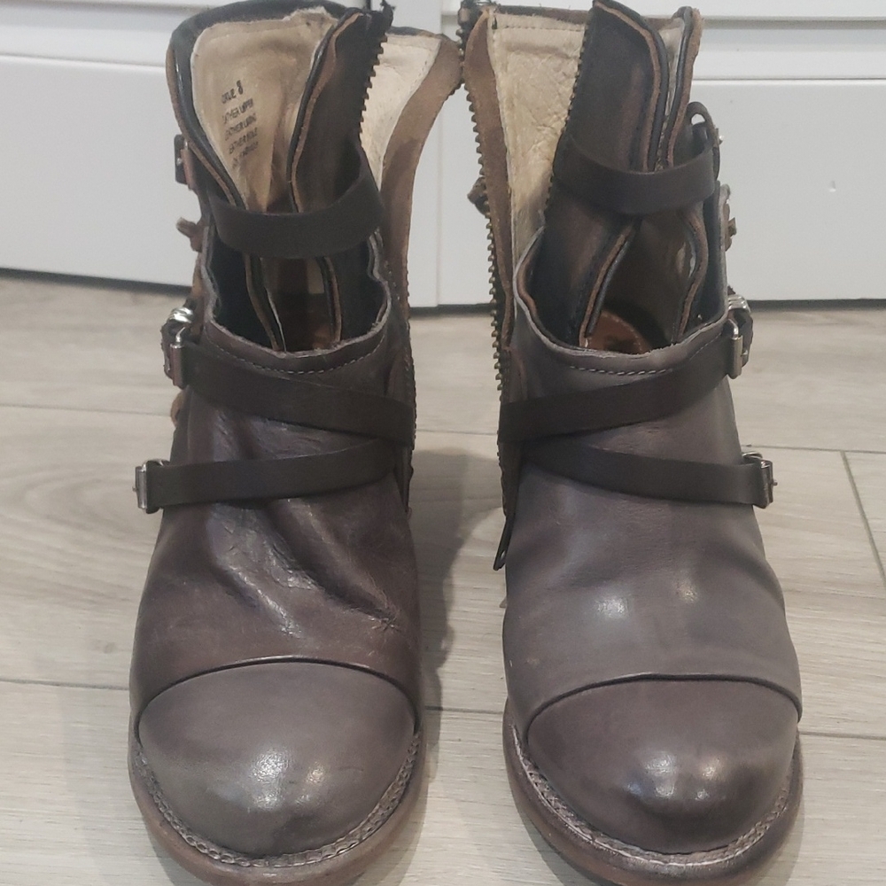 Stylish Women's Leather Boots